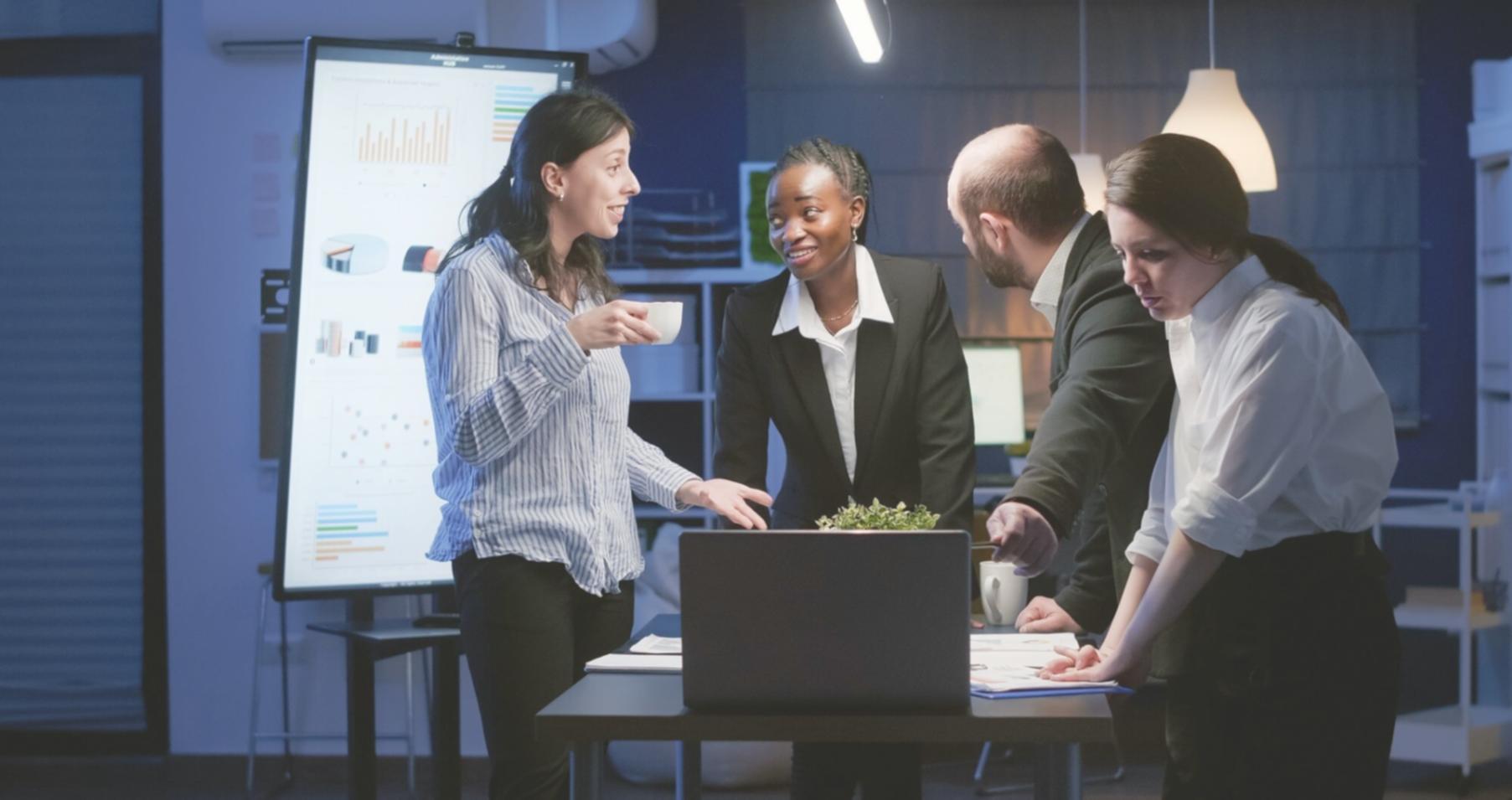Estudiante aprendiendo gestión financiera con herramientas digitales